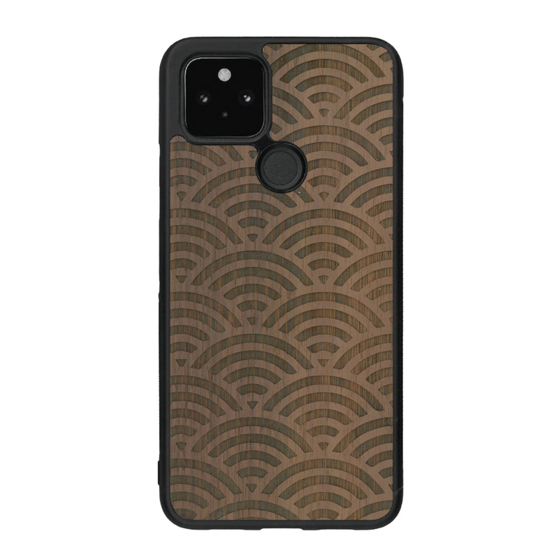 Coque de protection en bois véritable fabriquée en France pour Google Pixel 4a 5g baptisée "La Sinjak" avec un motif de gravure abstrait représentant la répétition d'un symbole wifi