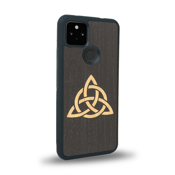 Coque de protection en bois véritable fabriquée en France pour Google Pixel 4a 5g alliant du chêne fumé et du bambou représentant une triquetra