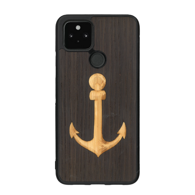 Coque de protection en bois véritable fabriquée en France pour Google Pixel 4a 5g sur le thème nautique avec un bois clair et un bois foncé représentant une ancre de bateau