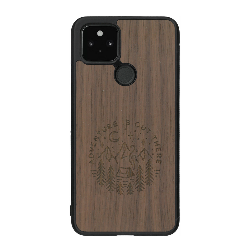 Coque de protection en bois véritable fabriquée en France pour Google Pixel 4a 5g sur le thème du camping en pleine nature et du bivouac avec la phrase "Aventure is out there"