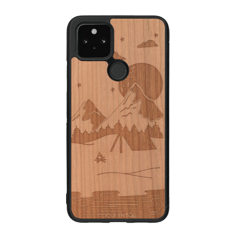 Coque de protection en bois véritable fabriquée en France pour Google Pixel 4a 5g sur le thème du camping en pleine nature représentant une tente avec un feu de camp entouré de montagnes