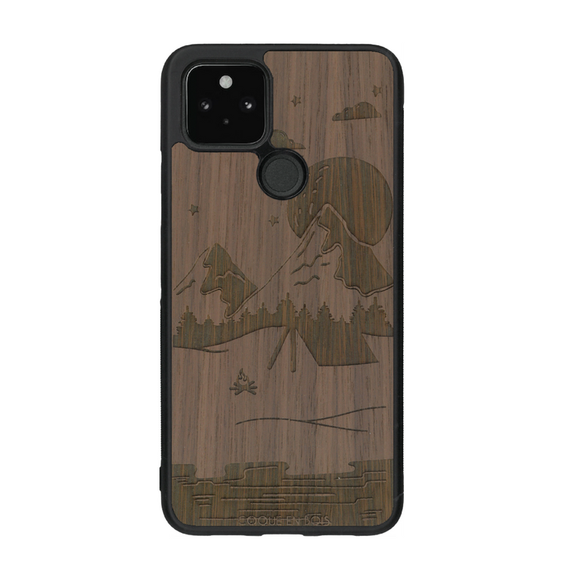 Coque de protection en bois véritable fabriquée en France pour Google Pixel 4a 5g sur le thème du camping en pleine nature représentant une tente avec un feu de camp entouré de montagnes