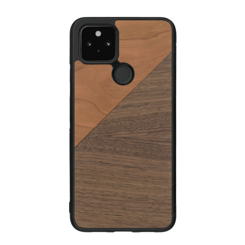 Coque de protection en bois véritable fabriquée en France pour Google Pixel 4a 5g alliant du merisier et du noyer formant chacun un triangle avec une jointure en diagonale sur le thème de l'art abstrait