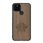 Coque de protection en bois véritable fabriquée en France pour Google Pixel 4a 5g sur le thème de la nature et du yoga avec une gravure zen représentant une fleur de lotus