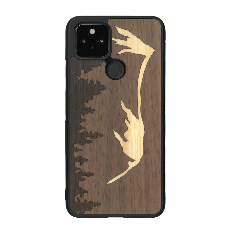 Coque de protection en bois véritable fabriquée en France pour Google Pixel 4a 5g sur le thème de la nature et de la montagne qui allie du chêne fumé, du noyer et du bambou représentant le mont mézenc