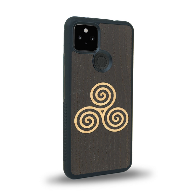 Coque de protection en bois véritable fabriquée en France pour Google Pixel 4a 5g alliant du chêne fumé et du bambou et doré représentant un triskell