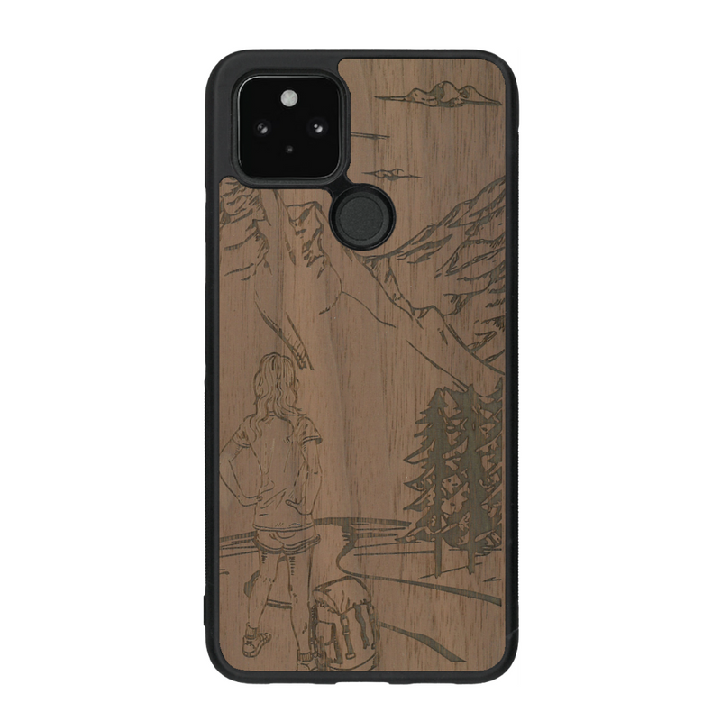 Coque de protection en bois véritable fabriquée en France pour Google Pixel 4a 5g sur le thème de la randonnée en montagne et de l'aventure avec une gravure représentant une femme de dos face à un paysage de nature