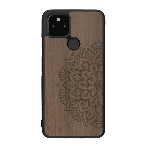 Coque de protection en bois véritable fabriquée en France pour Google Pixel 4a 5g sur le thème chill et nature avec un motif représentant un levé de soleil sur un paysage de montagne avec des sapins et un chalet et la phrase "Good friends, good adventure"