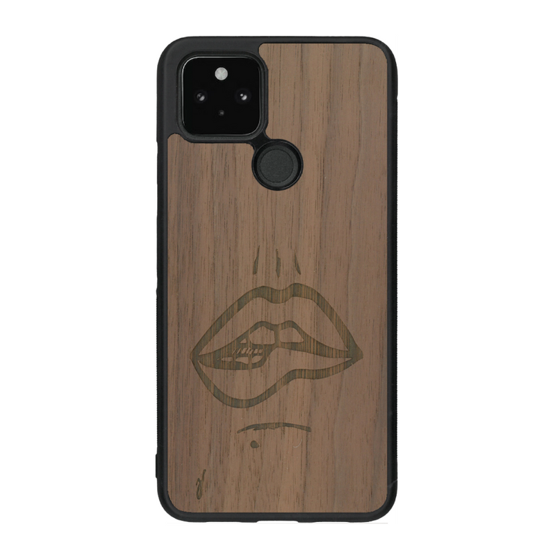 Coque de protection en bois véritable fabriquée en France pour Google Pixel 4a 5g représentant de manière minimaliste une bouche de féminine se mordant le coin de la lèvre de manière sensuelle dessinée à la main par l'artiste Maud Dabs