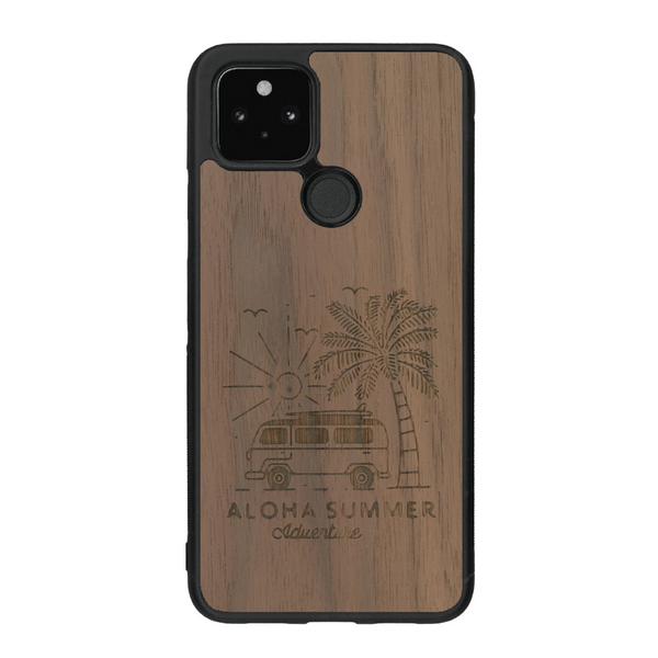 Coque de protection en bois véritable fabriquée en France pour Google Pixel 4A sur le thème de la plage, de l'été et vanlife.