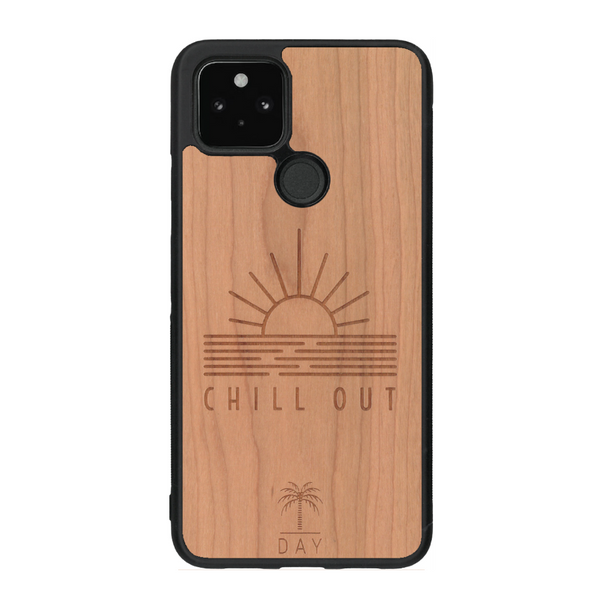 Coque de protection en bois véritable fabriquée en France pour Google Pixel 4A sur le thème chill avec un motif représentant un couché de soleil sur l'océan et la phrase "Chill out"