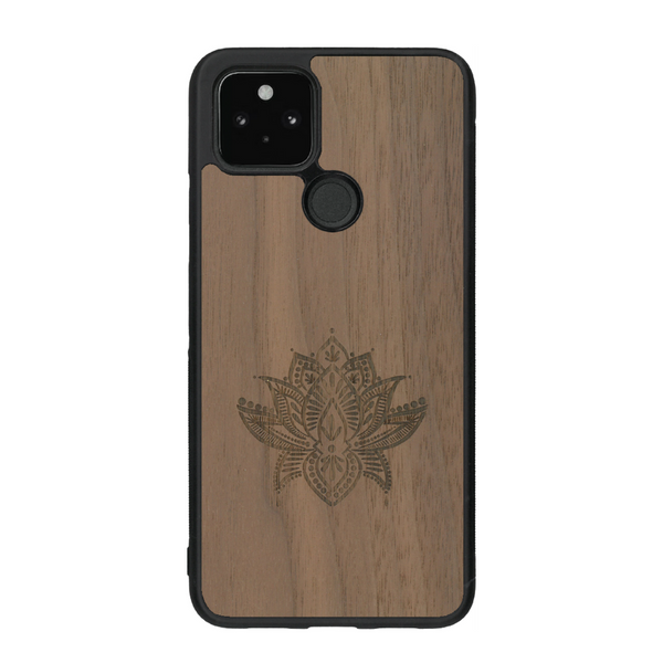 Coque de protection en bois véritable fabriquée en France pour Google Pixel 4A sur le thème de la nature et du yoga avec une gravure zen représentant une fleur de lotus