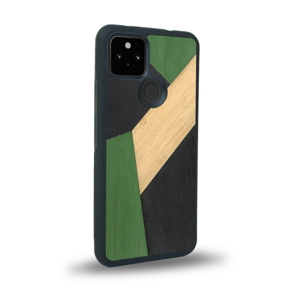 Coque de protection en bois véritable fabriquée en France pour Google Pixel 4A alliant du bambou, du tulipier vert et noir en forme de mosaïque minimaliste sur le thème de l'art abstrait