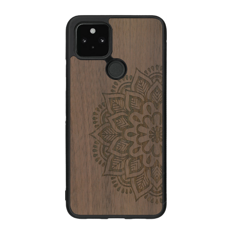 Coque de protection en bois véritable fabriquée en France pour Google Pixel 4A sur le thème chill et nature avec un motif représentant un levé de soleil sur un paysage de montagne avec des sapins et un chalet et la phrase "Good friends, good adventure"