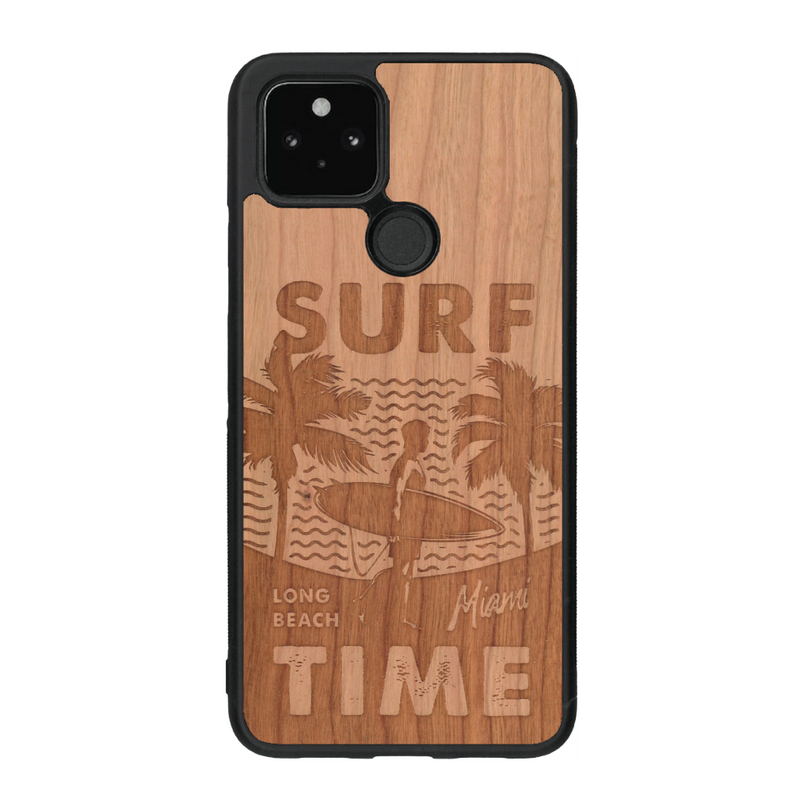 Coque de protection en bois véritable fabriquée en France pour Google Pixel 5 sur le thème chill avec un motif représentant une silouhette tenant une planche de surf sur une plage entouré de palmiers et les mots "Surf Time Long Beach Miami"