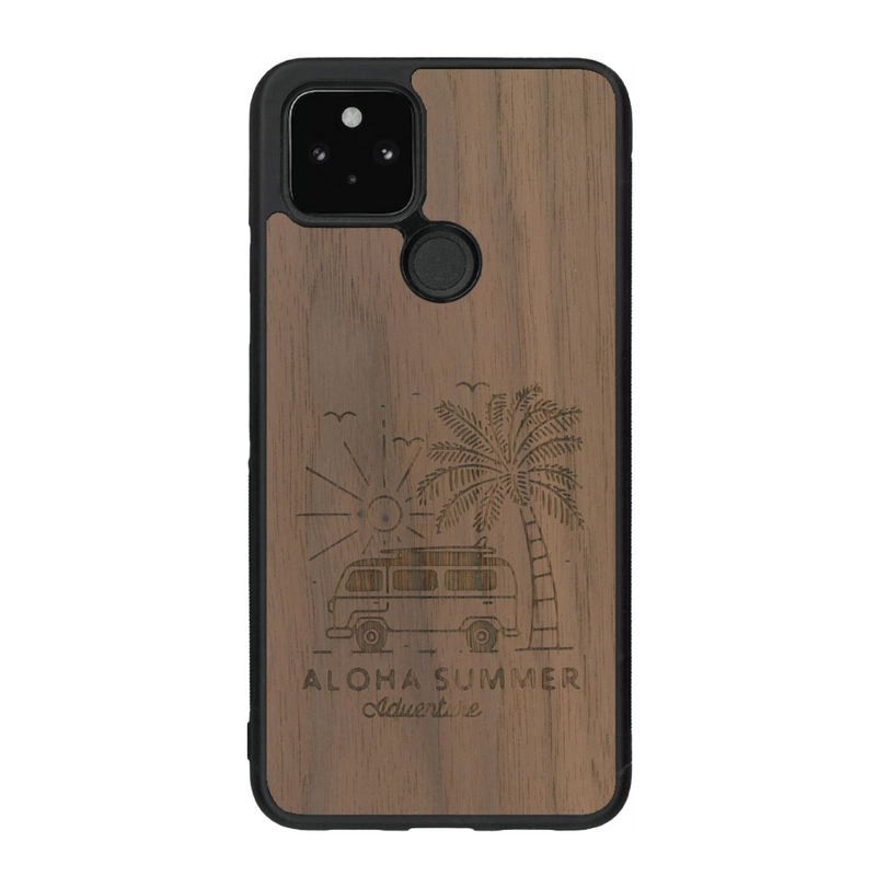 Coque de protection en bois véritable fabriquée en France pour Google Pixel 5a sur le thème de la plage, de l'été et vanlife.