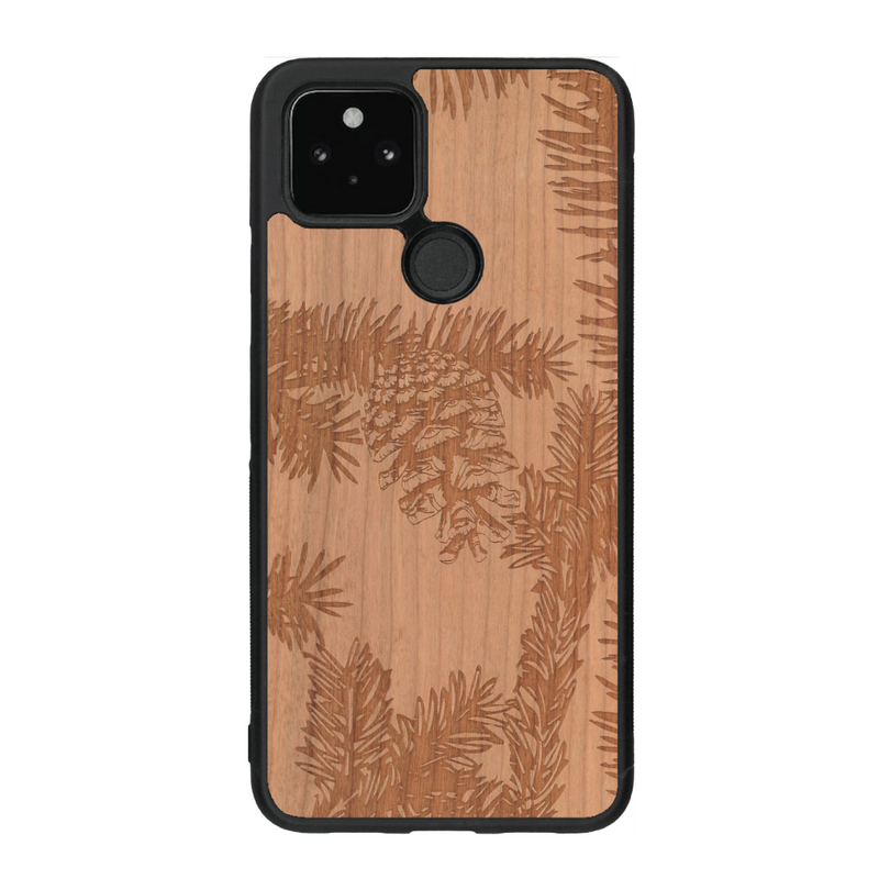 Coque de protection en bois véritable fabriquée en France pour Google Pixel 5a sur le thème de la nature des arbres avec un motif de gravure représentant des épines de sapin et des pommes de pin