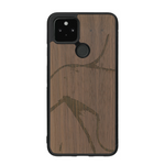 Coque de protection en bois véritable fabriquée en France pour Google Pixel 5a représentant une silhouette féminine dessinée à la main par l'artiste Maud Dabs