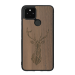 Coque de protection en bois véritable fabriquée en France pour Google Pixel 5a sur le thème de la nature et des animaux représentant une tête de cerf gométrique avec un design moderne et minimaliste