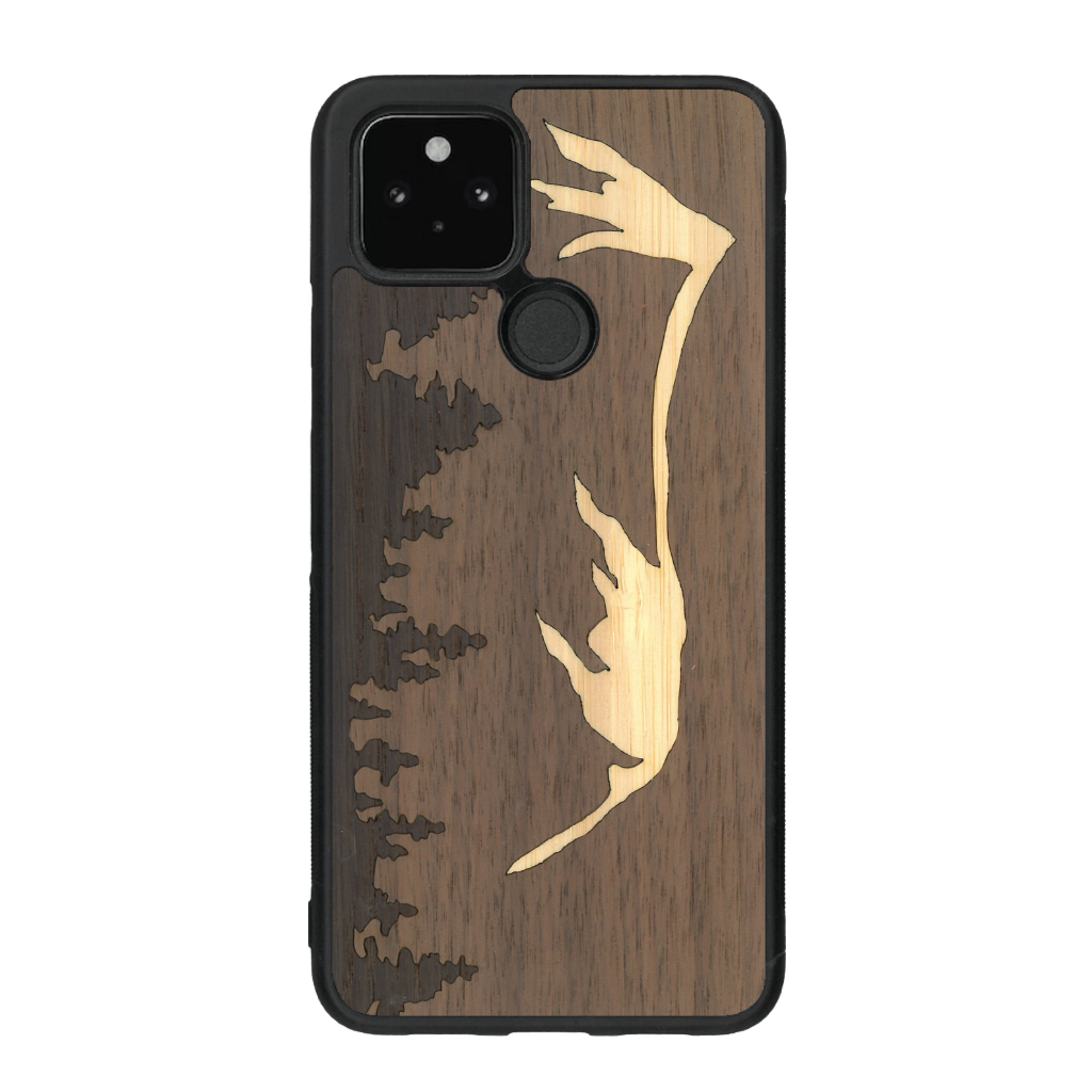 Coque de protection en bois véritable fabriquée en France pour Google Pixel 5a sur le thème de la nature et de la montagne qui allie du chêne fumé, du noyer et du bambou représentant le mont mézenc