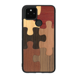 Coque de protection en bois véritable fabriquée en France pour Google Pixel 5a représentant un puzzle en six pièces qui allie du chêne fumé, du noyer, du bambou, du padouk, du merisier et de l'acajou