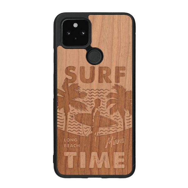 Coque de protection en bois véritable fabriquée en France pour Google Pixel 5a sur le thème chill avec un motif représentant une silouhette tenant une planche de surf sur une plage entouré de palmiers et les mots "Surf Time Long Beach Miami"