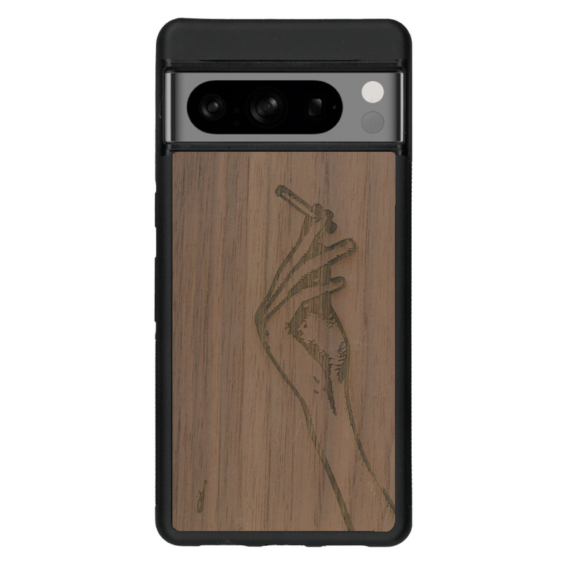 Coque de protection en bois véritable fabriquée en France pour Google Pixel 6 représentant une main de femme tenant une cigarette de type line art en collaboration avec l'artiste Maud Dabs