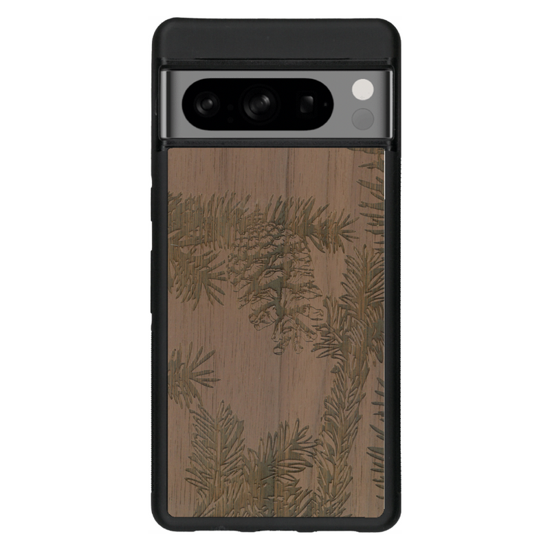 Coque de protection en bois véritable fabriquée en France pour Google Pixel 6 sur le thème de la nature des arbres avec un motif de gravure représentant des épines de sapin et des pommes de pin