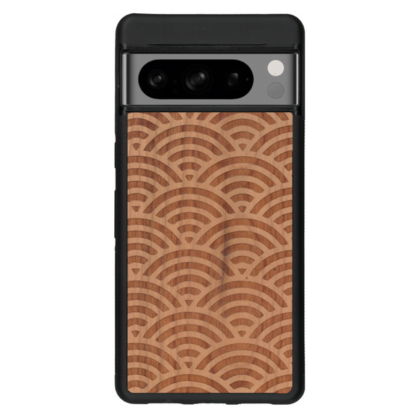 Coque de protection en bois véritable fabriquée en France pour Google Pixel 6 baptisée "La Sinjak" avec un motif de gravure abstrait représentant la répétition d'un symbole wifi