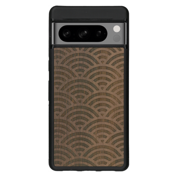 Coque de protection en bois véritable fabriquée en France pour Google Pixel 6 baptisée "La Sinjak" avec un motif de gravure abstrait représentant la répétition d'un symbole wifi