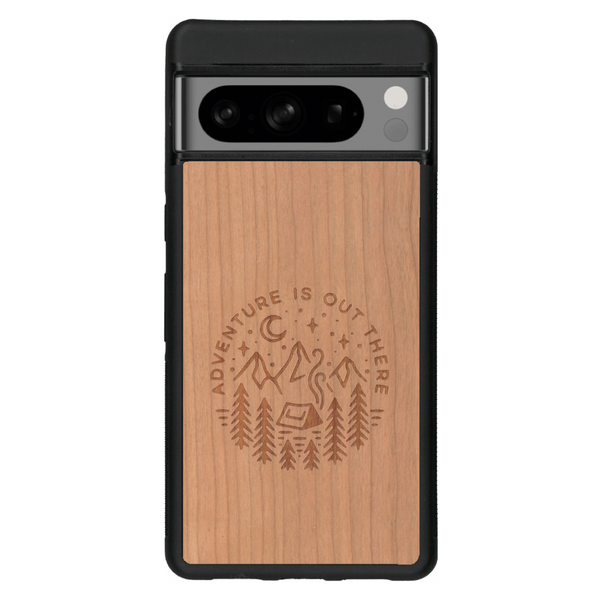 Coque de protection en bois véritable fabriquée en France pour Google Pixel 6 sur le thème du camping en pleine nature et du bivouac avec la phrase "Aventure is out there"