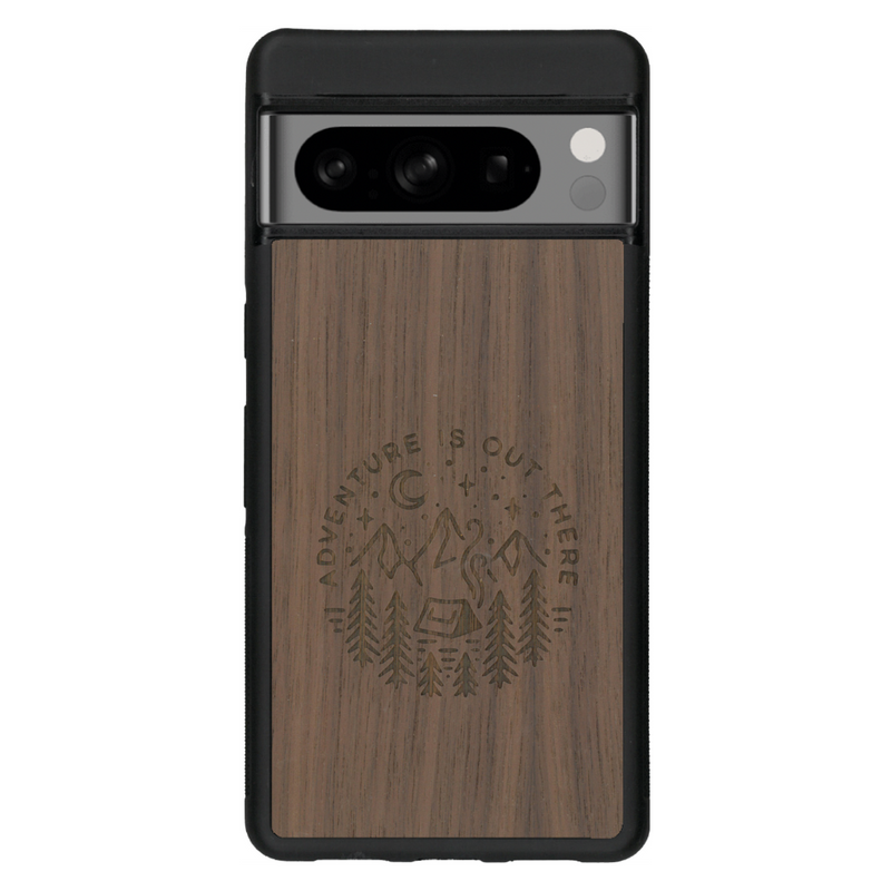 Coque de protection en bois véritable fabriquée en France pour Google Pixel 6 sur le thème du camping en pleine nature et du bivouac avec la phrase "Aventure is out there"