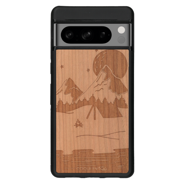 Coque de protection en bois véritable fabriquée en France pour Google Pixel 6 sur le thème du camping en pleine nature représentant une tente avec un feu de camp entouré de montagnes