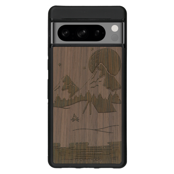 Coque de protection en bois véritable fabriquée en France pour Google Pixel 6 sur le thème du camping en pleine nature représentant une tente avec un feu de camp entouré de montagnes