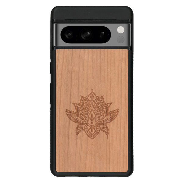 Coque de protection en bois véritable fabriquée en France pour Google Pixel 6 sur le thème de la nature et du yoga avec une gravure zen représentant une fleur de lotus