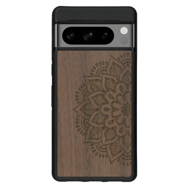 Coque de protection en bois véritable fabriquée en France pour Google Pixel 6 sur le thème de la bohème et du tatouage au henné avec une gravure représentant un mandala