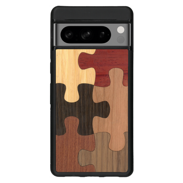 Coque de protection en bois véritable fabriquée en France pour Google Pixel 6 représentant un puzzle en six pièces qui allie du chêne fumé, du noyer, du bambou, du padouk, du merisier et de l'acajou
