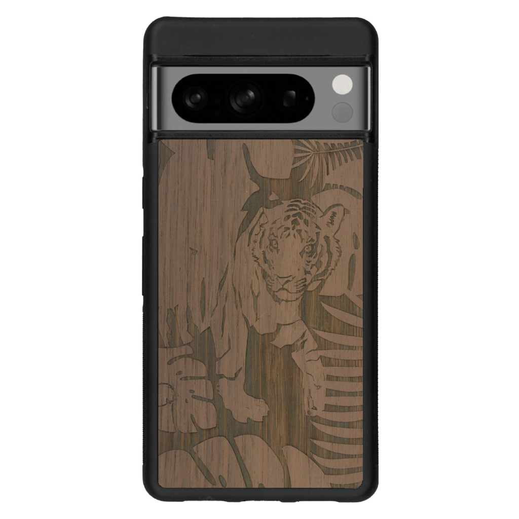 Coque de protection en bois véritable fabriquée en France pour Google Pixel 6 sur le thème de la nature et des animaux représentant un tigre dans la jungle entre des fougères