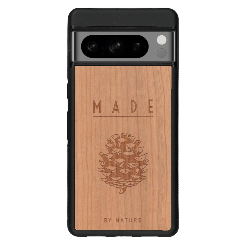 Coque de protection en bois véritable fabriquée en France pour Google Pixel 6 sur le thème de la nature et des arbres avec une gravure représentant une pomme de pin et la phrase "made by nature"