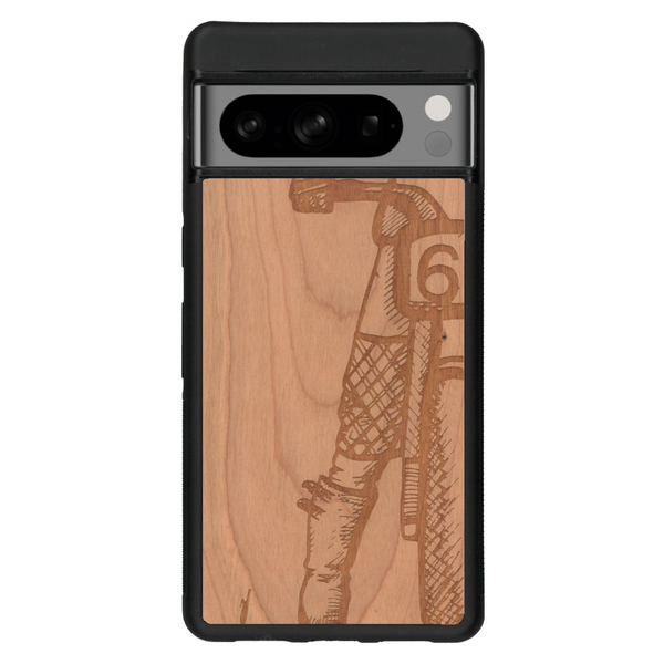 Coque de protection en bois véritable fabriquée en France pour Google Pixel 6 représentant une vue de face d'une femme sur une moto vintage dessinée à la main par l'artiste Maud Dabs