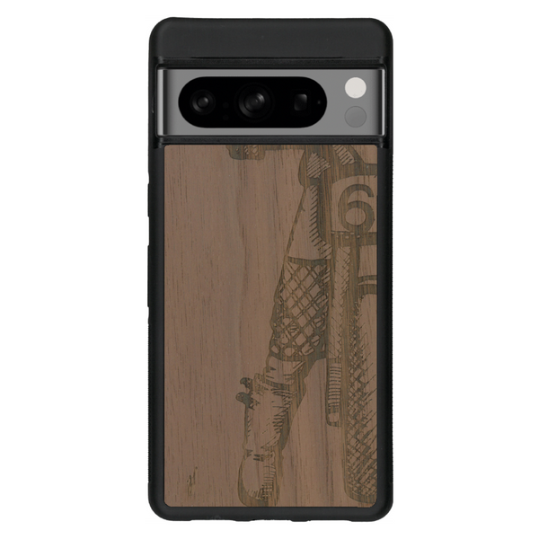 Coque de protection en bois véritable fabriquée en France pour Google Pixel 6 représentant une vue de face d'une femme sur une moto vintage dessinée à la main par l'artiste Maud Dabs