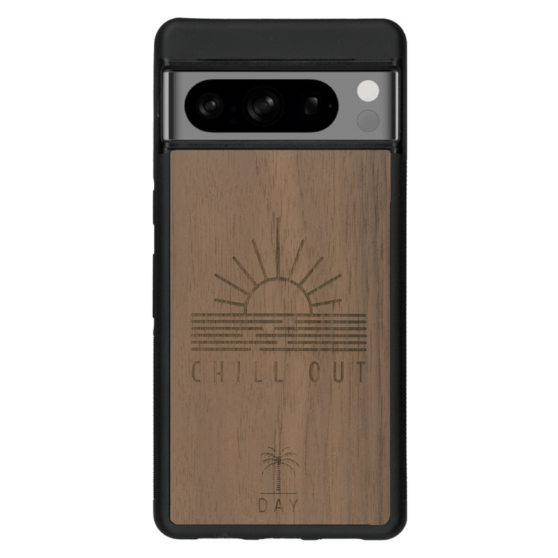 Coque de protection en bois véritable fabriquée en France pour Google Pixel 6a sur le thème chill avec un motif représentant un couché de soleil sur l'océan et la phrase "Chill out"