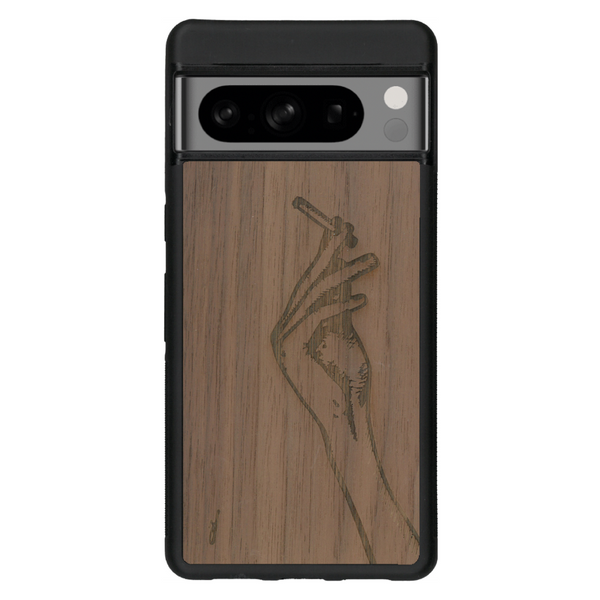 Coque de protection en bois véritable fabriquée en France pour Google Pixel 6a représentant une main de femme tenant une cigarette de type line art en collaboration avec l'artiste Maud Dabs