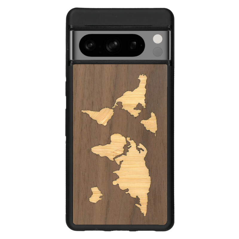 Coque de protection en bois véritable fabriquée en France pour Google Pixel 6a alliant du bambou et du noyer sur le thème du voyage et de l'aventure représentant une mappemonde