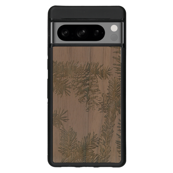 Coque de protection en bois véritable fabriquée en France pour Google Pixel 6a sur le thème de la nature des arbres avec un motif de gravure représentant des épines de sapin et des pommes de pin