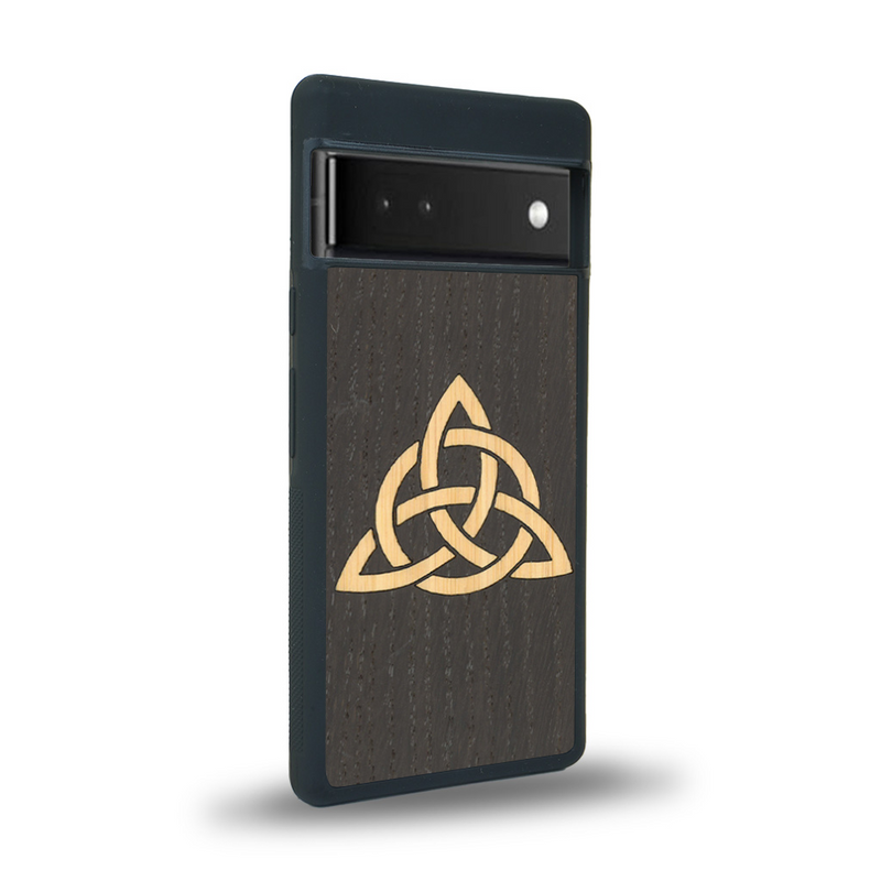 Coque de protection en bois véritable fabriquée en France pour Google Pixel 6a alliant du chêne fumé et du bambou représentant une triquetra