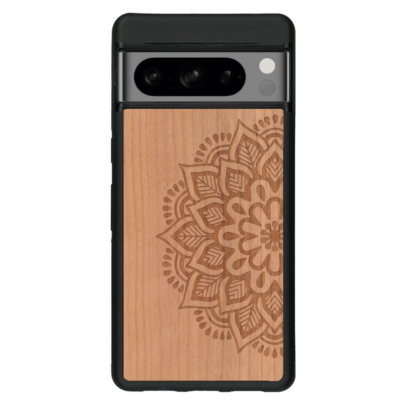 Coque de protection en bois véritable fabriquée en France pour Google Pixel 6a sur le thème de la bohème et du tatouage au henné avec une gravure représentant un mandala