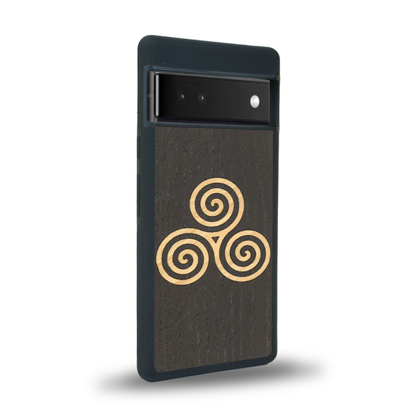 Coque de protection en bois véritable fabriquée en France pour Google Pixel 6a alliant du chêne fumé et du bambou et doré représentant un triskell