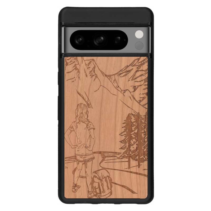 Coque de protection en bois véritable fabriquée en France pour Google Pixel 6a sur le thème de la randonnée en montagne et de l'aventure avec une gravure représentant une femme de dos face à un paysage de nature