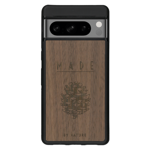 Coque de protection en bois véritable fabriquée en France pour Google Pixel 6a sur le thème de la nature et des arbres avec une gravure représentant une pomme de pin et la phrase "made by nature"